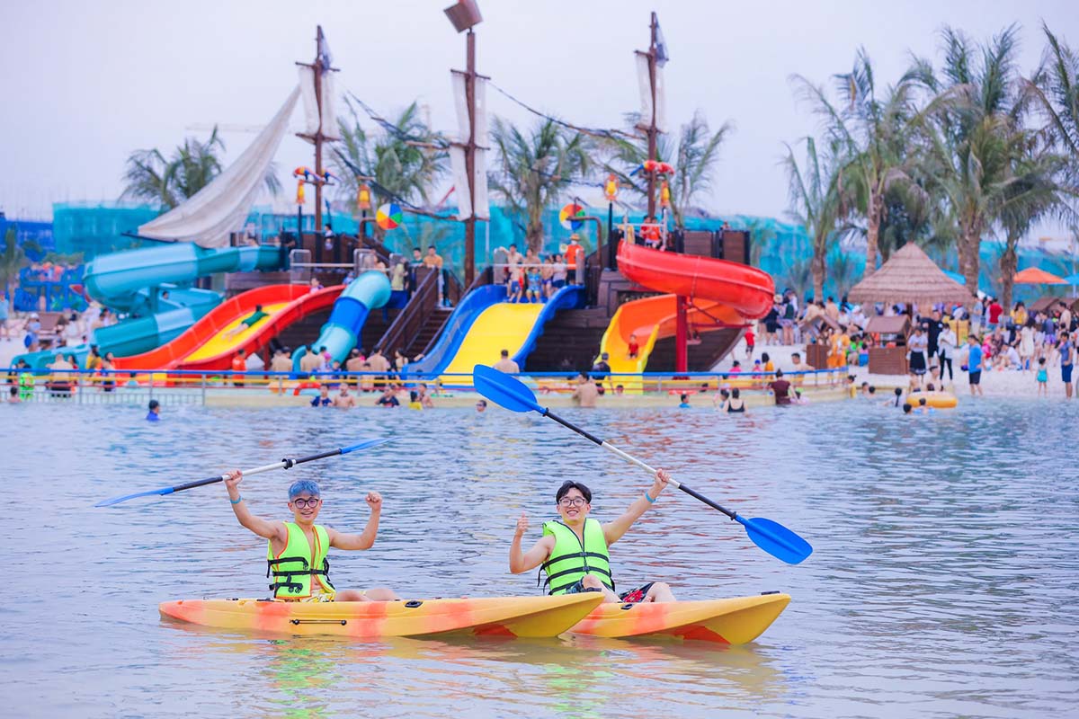 Chèo thuyền Kayak tại Vinwonder Royal Wave Park
